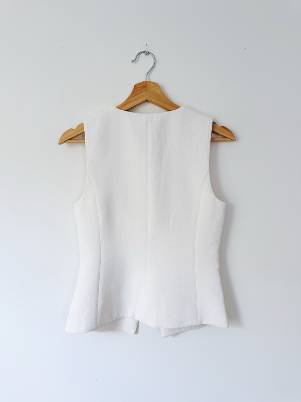 Aritzia Wilfred Regal Vest Japanese Crepette™ Slim-fit Light Birch - Picture 7 of 7